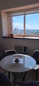 ein Tisch und Stühle in einem Zimmer mit Fenster in der Unterkunft Despertar Urbano in Corrientes