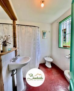 un baño con lavabo e inodoro en La Bendecida, en Las Chacras (La Paz)