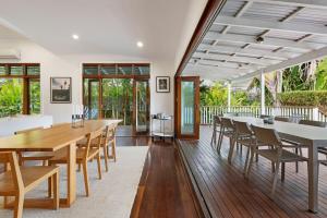 Un comedor con mesa y sillas en Margaret, en Byron Bay