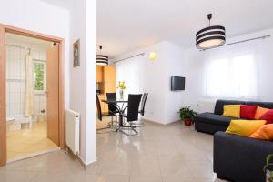 Televízia a/alebo spoločenská miestnosť v ubytovaní Apartments Salona