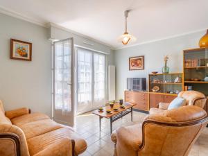 a living room with two couches and a table at Maison Néo-Bretonne 6 pièces avec jardin à Carnac - 9 personnes - FR-1-477-264 in Carnac