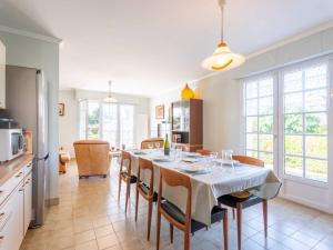 a kitchen and dining room with a table and chairs at Maison Néo-Bretonne 6 pièces avec jardin à Carnac - 9 personnes - FR-1-477-264 in Carnac