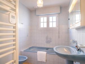 a bathroom with a tub and a sink at Maison Néo-Bretonne 6 pièces avec jardin à Carnac - 9 personnes - FR-1-477-264 in Carnac +12 photos