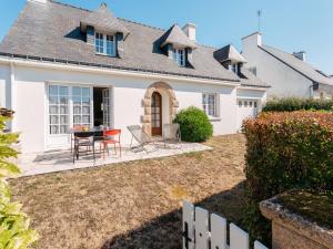 a white house with a table and chairs in the yard at Maison Néo-Bretonne 6 pièces avec jardin à Carnac - 9 personnes - FR-1-477-264 in Carnac