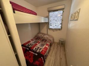 ein kleines Zimmer mit einem Etagenbett und einem Fenster in der Unterkunft Bel appartement T3 avec balcon sud et wifi, proche pistes - FR-1-787-130 in Laveissière