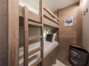 a bunk bed in a room with wooden walls at Appartement moderne Courchevel 1550, 4 personnes, parking, wifi - FR-1-631-234 in Courchevel