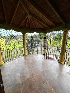 un patio vuoto con vista su una recinzione di Peaceful Tropical 2-Bedroom Villa a Montego Bay