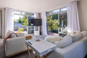 een woonkamer met een bank en een tv bij Modern on Miro in Ohakune