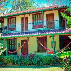 a house with a lot of windows at Guazapa Cafe hotel petit in Suchitoto