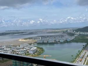 eine Luftansicht auf eine Stadt und einen Wasserkörper in der Unterkunft ICON40 HomeStay Hạ Long in Hạ Long