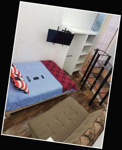 una habitación con una cama y una escalera y una escalera en Bello Depa CxD - rentaflex com mx, en Ciudad de México
