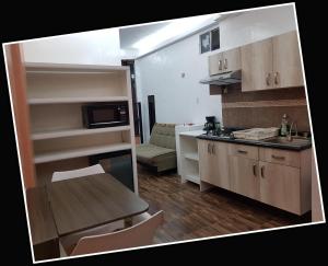 a small kitchen with a table and a counter top at Parque Residencial Bello Departamento 204 - rentaflex in Mexico City