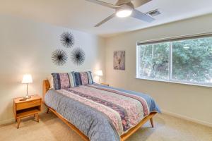 グローブランドにあるGateway to Yosemite Group-Friendly Groveland Homeのベッドと窓のある寝室