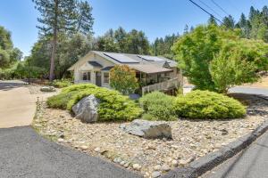 グローブランドにあるGateway to Yosemite Group-Friendly Groveland Homeの庭のある家