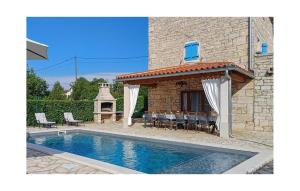 Bazén v ubytovaní Holiday Home Pamici V alebo v jeho blízkosti