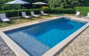 Bazén v ubytovaní Holiday Home Pamici V alebo v jeho blízkosti