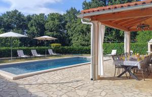 Bazén v ubytovaní Holiday Home Pamici V alebo v jeho blízkosti