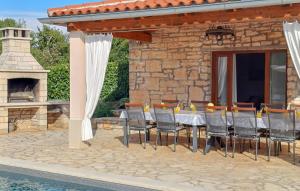 Bazén v ubytovaní Holiday Home Pamici V alebo v jeho blízkosti