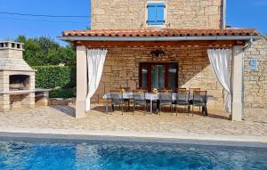 Bazén v ubytovaní Holiday Home Pamici V alebo v jeho blízkosti