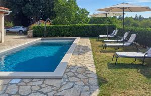 Bazén v ubytovaní Holiday Home Pamici V alebo v jeho blízkosti