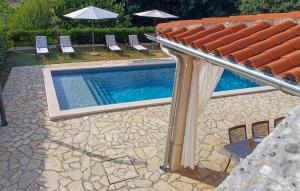Bazén v ubytovaní Holiday Home Pamici V alebo v jeho blízkosti