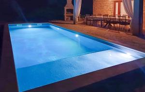 Bazén v ubytovaní Holiday Home Pamici V alebo v jeho blízkosti