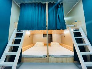 a bunk bed in a room with two bunk beds at Dielang Youth Hostel in Guangzhou
