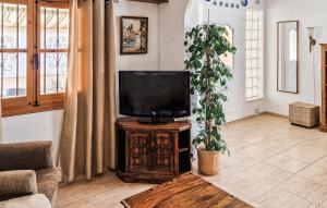 een woonkamer met een tv op een houten tafel bij 2 Bedroom Cozy Home In Orihuela in Orihuela