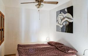 een slaapkamer met een bed en een plafondventilator bij 2 Bedroom Cozy Home In Orihuela in Orihuela +12 foto's