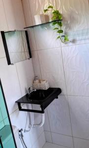 a bathroom with a black sink and a mirror at Casa Carauarí in Alter do Chao
