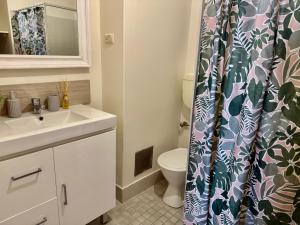 Ένα μπάνιο στο 508 Light And Delightful 1br Balcony-parkng-pool +32 φωτογραφίες