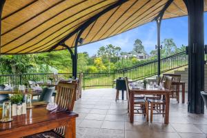 un ristorante con tavoli e sedie su un patio di De Moksha Eco Friendly Boutique Resort a Tanah Lot