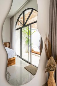 En eller flere senge i et værelse på Amalfi Dream Villa by Great Bali Villas + 56 billeder