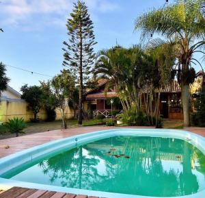a swimming pool in front of a house at Ampla e luxuosa casa com áreas de lazer in Pelotas