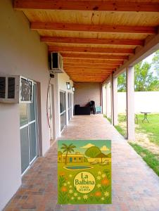 ein Schild auf der Seite eines Hauses in der Unterkunft La Balbina Casa Quinta Corrientes in Santa Ana