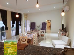 a living room with a long table and chairs at La Balbina Casa Quinta Corrientes in Santa Ana
