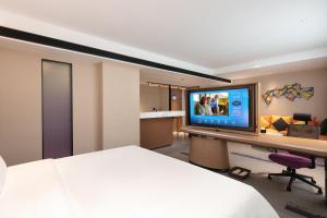 TV a/nebo společenská místnost v ubytování Hampton by Hilton Foshan Dali