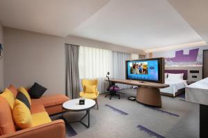 TV a/nebo společenská místnost v ubytování Hampton by Hilton Foshan Dali