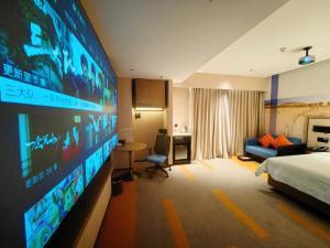 TV a/nebo společenská místnost v ubytování Hampton by Hilton Foshan Dali