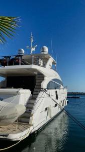 een groot jacht is aangemeerd in het water bij Borcele Viagens in Cabo Frio