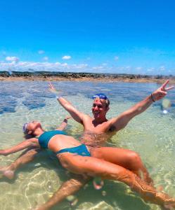 twee mensen in het water in de oceaan bij Borcele Viagens in Cabo Frio