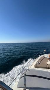 een boot die door de oceaan vaart op het water bij Borcele Viagens in Cabo Frio