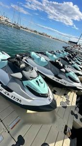 een rij speedboten geparkeerd in het water bij Borcele Viagens in Cabo Frio