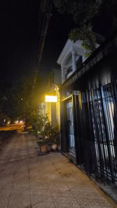un edificio con una valla en una calle por la noche en B House, en Ho Chi Minh
