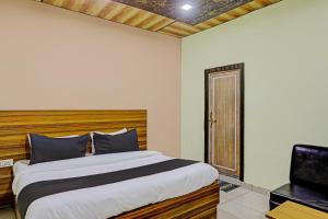 Ένα ή περισσότερα κρεβάτια σε δωμάτιο στο Hotel O Yatika Inn +46 φωτογραφίες