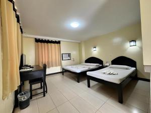 Postel nebo postele na pokoji v ubytování Sampaguita Suites Plaza Garcia + 53 fotografií