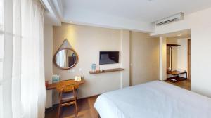 茂物Bianco Costel的一间卧室配有一张床、镜子和一张书桌