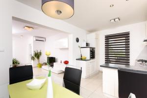Kuchyňa alebo kuchynka v ubytovaní Apartments Salona