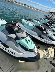 een rij speedboten ligt opgesteld in het water bij Borcele Viagens in Cabo Frio