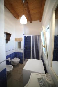 モルチャーノ・ディ・レウカにあるLa Corte Delle Sterneのバスルーム(トイレ、洗面台、バスタブ付)